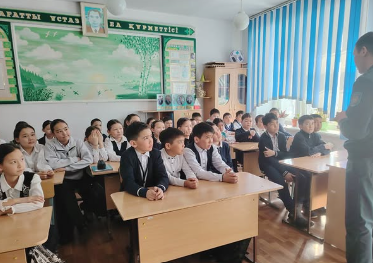 Қоғамдық орындардағы тәртіп, мопед қолдану заңнамасы, мектептің ішкі тәртібі туралы түсінік жұмысын жүргізді.