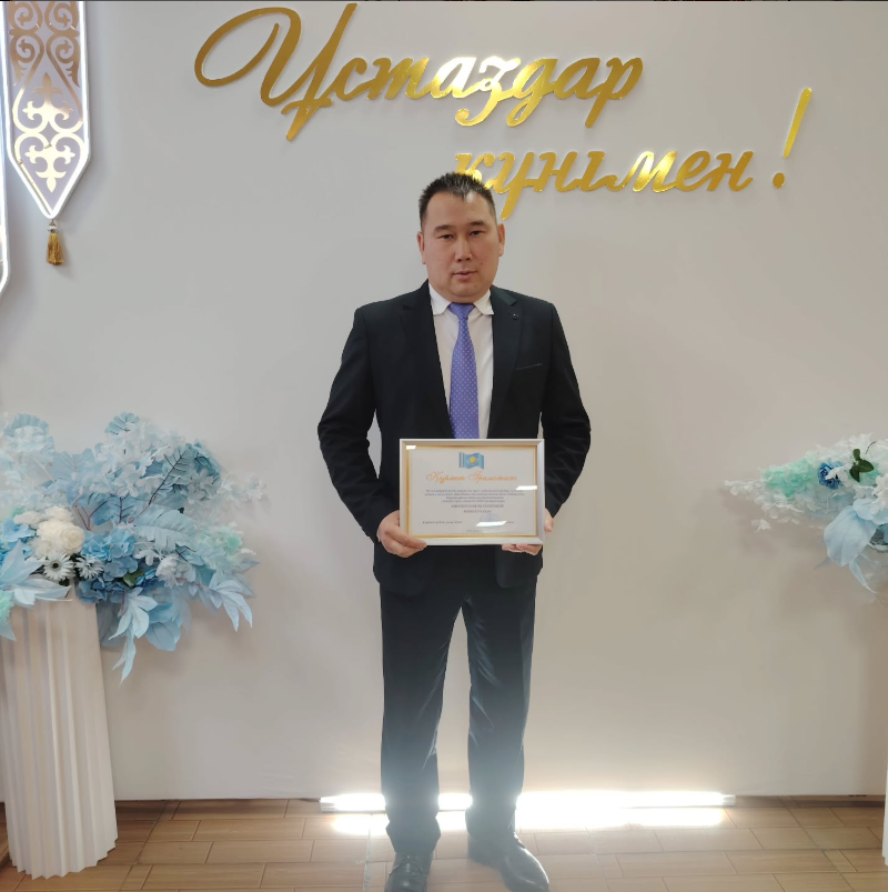 Аян Кенжеханұлы Кенжеханов аудан әкімінің Құрмет грамотасымен марапатталды.