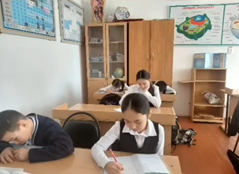 "Менің ата-анамның мамандығы" тақырыбында шығарма жазды.